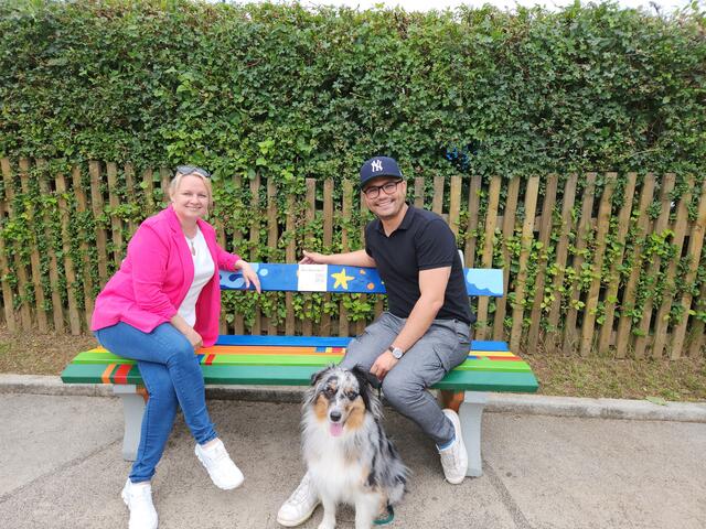 Initiator John Patrick Platzer mit Hündin Cara und Daniela Kristof. Die Ufer des Klopeiner Sees werden nun um eine Besonderheit bereichert. | Foto: Franz Wank
