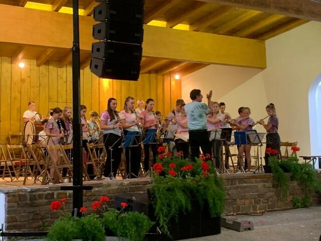 Beim Abend der Jugend sorgten alle Jugendkapellen des Musikbezirks für gute Stimmung im vollen Zelt. Im Bild die Jugendkapelle Telfes unter der Leitung von Andreas Töchterle. | Foto: Mair