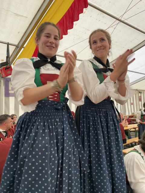 Die Stimmung im Zelt hätte besser nicht sein können. Es wurde noch bis in die Abendstunden musiziert, getanzt und gesungen.  | Foto: Mair
