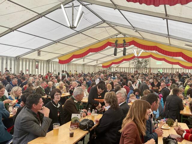 Trotz des schlechten Wetters kamen viele Besucher nach Schmirn und genossen den Festtag voller Musik.  | Foto: Mair