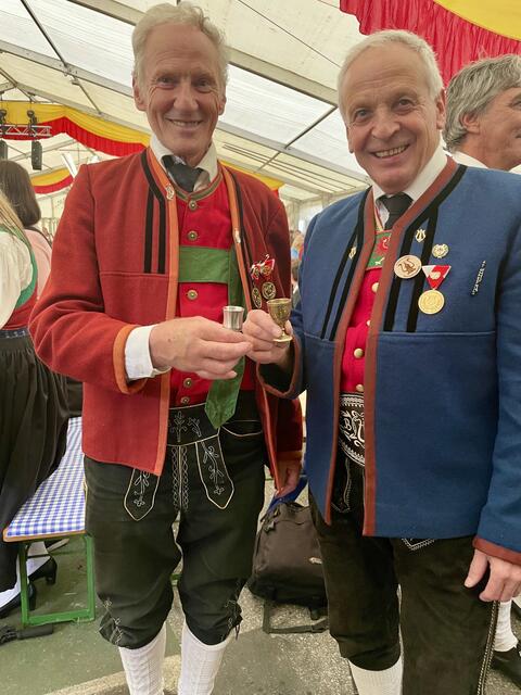 Alte Kameraden Johann Salchner von der MK Gschnitz und Bruno Kröll von der MK Steinach.  | Foto: Mair