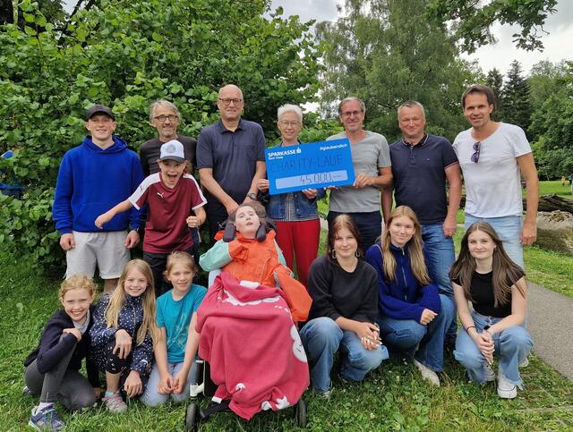 Manfred Rott, Direktor Andreas Hofinger (beide Gymnasium Ried), Direktorin Bettina Lindner (Stifterschule Ried), Direktor Thomas Gerstorfer, Hannes Zeilinger und Gerald Ecker (alle Franziskusschule Ried) mit Schülerinnen und Schülern der drei Schulen.  | Foto: Franziskusschule Ried 
