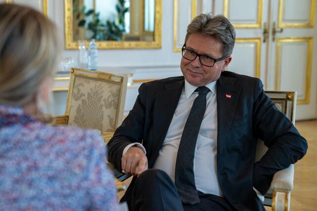 Bildungsminister Martin Polaschek im Gespräch mit MeinBezirk zu den Neuerungen im ,Schulbereich. | Foto: Gilian Scharf