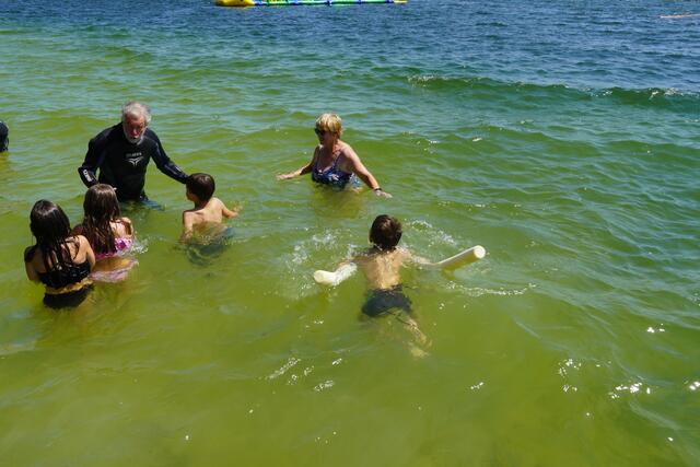 Die Schulkinder und die Betreuer beim Schwimmkurs der Wasserrettung Seeham in Aktion. | Foto: Emanuel Hasenauer