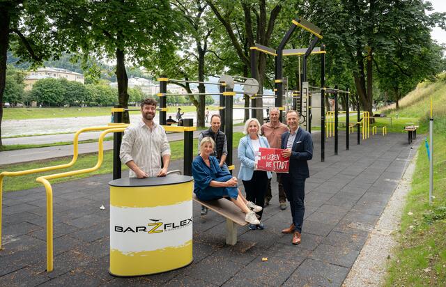 David Jandrisevits (Fa. Barzflex), Sabine Pichler (Sportteam), Michael Heinl (Stadtgärten), Stadträtin Andrea Brandner, Amtsleiter der Stadtgärten Christian Stadler und Bürgermeister Bernhard Auinger | Foto: Stadt Salzburg/ Alexander Killer