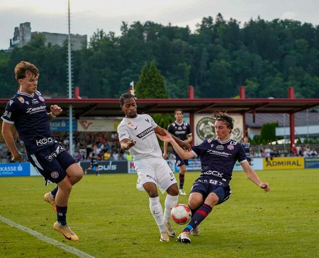 Reality Asemota, umringt von mehreren GAK-Kickern | Foto: Lukas Reinprecht