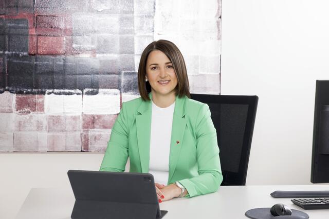 Generationen- und Arbeitslandesrätin Astrid Mair: „Für die Schulkostenbeihilfe kann das ganze Jahr über angesucht werden." | Foto: © Land Tirol/Sedlak