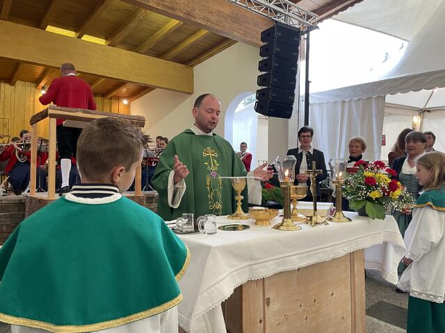 Der Festtag begann mit einer feierlichen Messe zelebriert von Pfarrer Gabriel Thomalla. | Foto: Mair