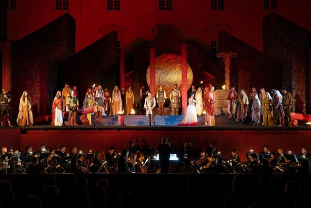 Die Oper Norma hatte am 6. Juli im Kaiserhof des Stiftes Klosterneuburg Premiere.  | Foto: Lukas Beck