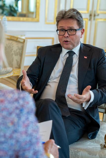 MArtin Polaschek: Die Digitalisierung nimmt im Alltag immer mehr Platz ein, deshalb habe ich mich auch entschlossen, die digitale Grundbildung als Unterrichtsfach einzuführen, um digitale Kompetenzen zu vermitteln - und nicht um Digitalisierung zu propagieren.  | Foto: Gilian Scharf