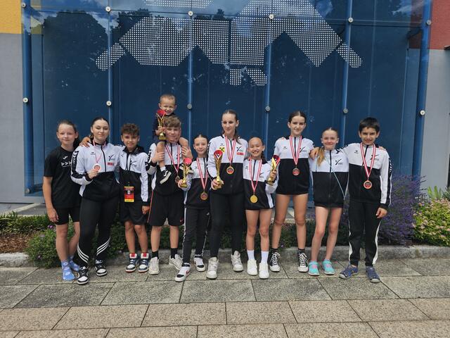 Sophie Krema, Melanie Trejo, Cornelius Kargl, Emil Zadina mit Luis, Sophie Strodl, Tamara Lehner, Tiara Steindl, Esther Schneeweiß, Elena Treun, Deodat Varga | Foto: Frieways Karateklub