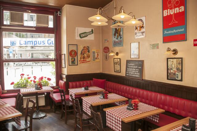 Zahlreiche alte Werbetafeln, Eiskarten und Filmplakate zieren die Wände des Lokals. | Foto: Wolfgang Unger