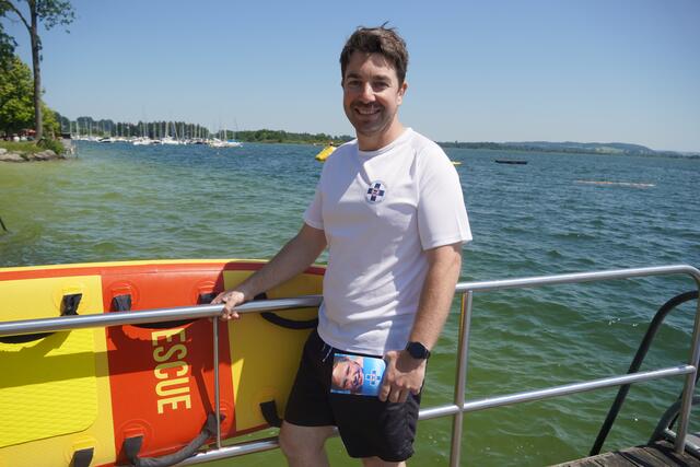 Der Ortsstellenleiter der Wasserrettung Seeham, Stefan Gangl war beim Schwimmkurs vor Ort. | Foto: Emanuel Hasenauer