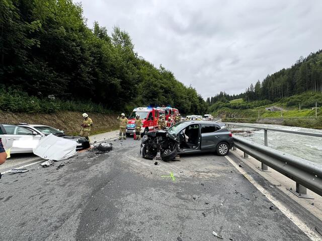 Nach der Versorgung der verletzten Personen durch den Notarzt und dem Abtransport durch das Rote Kreuz in das Klinikum wurde die Unfallstelle von der Polizei aufgenommen. | Foto: Freiwillige Feuerwehr Schwarzach