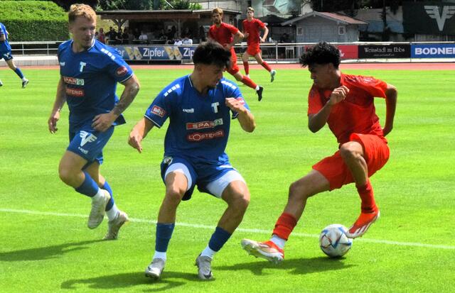 Kufstein Testspiel (blau) gegen FC Bayern II (rot). Endstand: 0:3 | Foto: Schwaighofer