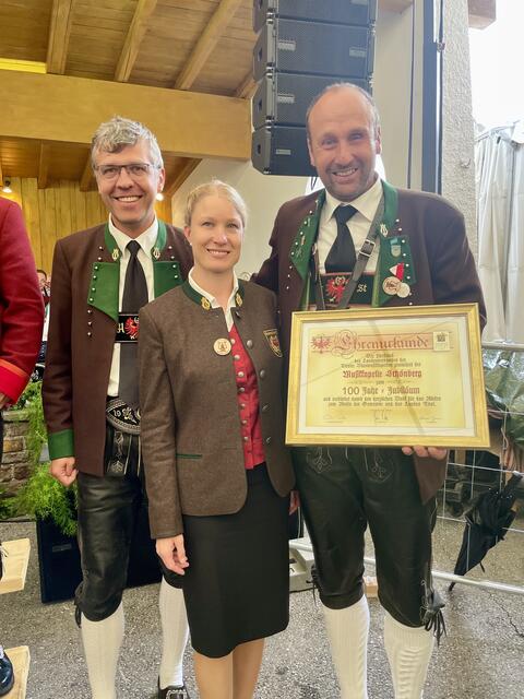 Die Vertreterin des Blasmusikverbandes, Landeskapellmeister-Stellvertreterin Theresa Schapfl, überreichte der MK Schönberg die Jubiläumsurkunde zum 100-jährigen Bestehen.  | Foto: Mair