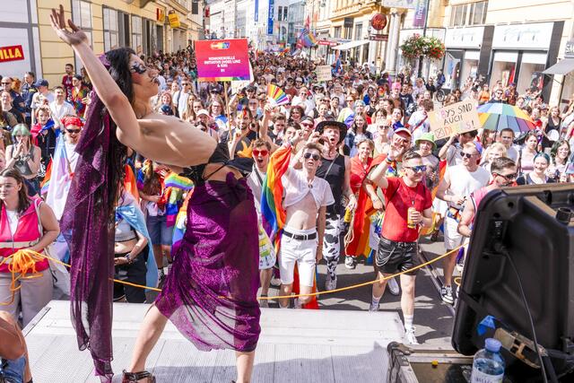Zwischen 10.000 und 12.000 Teilnehmerinnen und Teilnehmer feierten am Samstag, 6. Juli, bei der 13. Linzpride ausgelassen und friedlich in der Innenstadt. | Foto: Jakob Koch/Hosi Linz