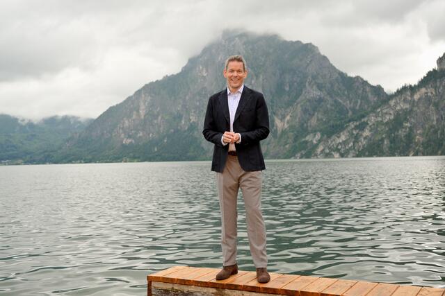 Martin Thür lädt seine Sommergespräch-Gäste heuer ins Salzkammergut, an den Traunsee.  | Foto: ORF/Thomas Ramstorfer