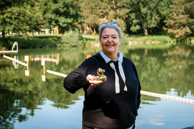 Sabine Hauger mit der Goldenen Ente. | Foto: Carmen Mayrhofer