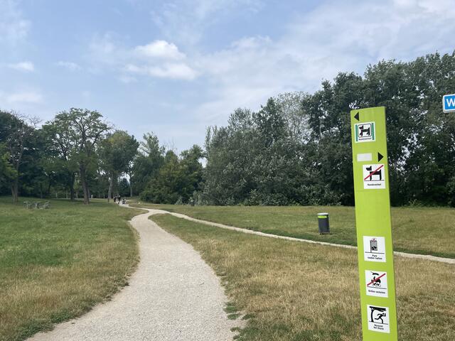 Die Beschilderung regelt die Hundezone am Hirschstetten Teich. | Foto: MeinBezirk/Luise Schmid