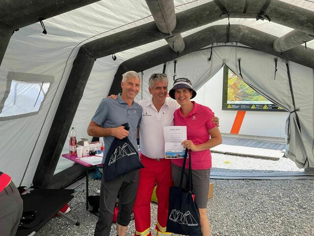 Die Teilnehmer bekommen ein Zertifikat und ein Erste-Hilfe-Paket für den Wanderrucksack. | Foto: Rotes Kreuz Salzburg