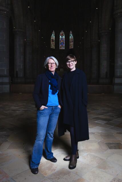 Die beiden Kuratorinnen der Veranstaltungs- und Austellungsreihe "DonnaStage" Anna Minta (li.) und Martina Resch im Gespräch nach dem Vandalismusakt gegen eine zeitgenössische Mariendarstellung. | Foto: Zoe Goldstein