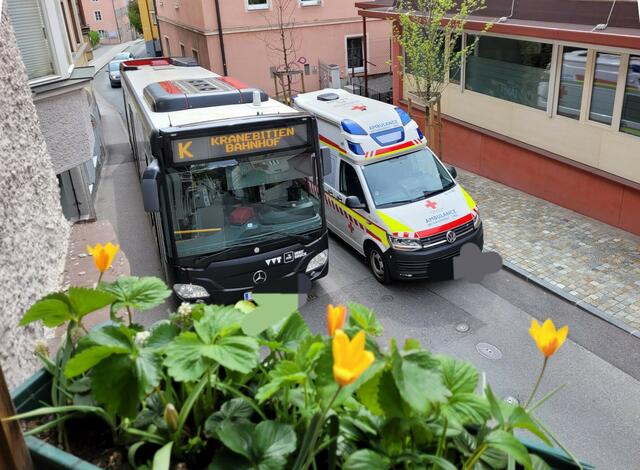 Immer wieder kommt es im Bereich der Arztpraxis zu gefährlichen Situationen mit Einsatzfahrzeugen