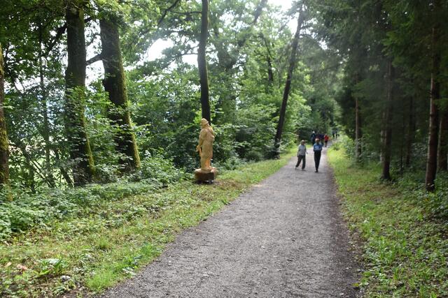 Im Milser Wald ziehen seit Kurzem fünf eindrucksvolle Holzskulpturen die Blicke zahlreicher Spaziergänger auf sich. | Foto: Kendlbacher