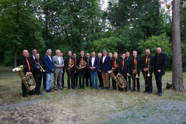 Musiker der BRASS BANDA mit Manfred Breindl, Bürgermeister Stefan Lang, ERSTE BANK Filialleiter Richard Wimmer und Dirigent Gerhard Forman (v.l.n.r.) | Foto: Bayer