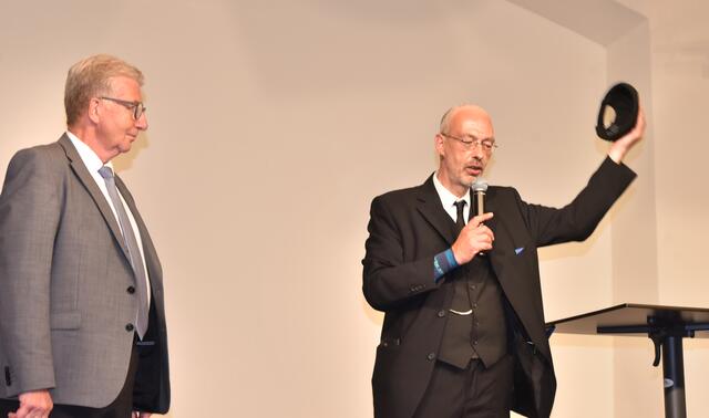 Intendant zieht den Hut vor allen Mitwirkenden des Festivals. | Foto: Herbert Schleich