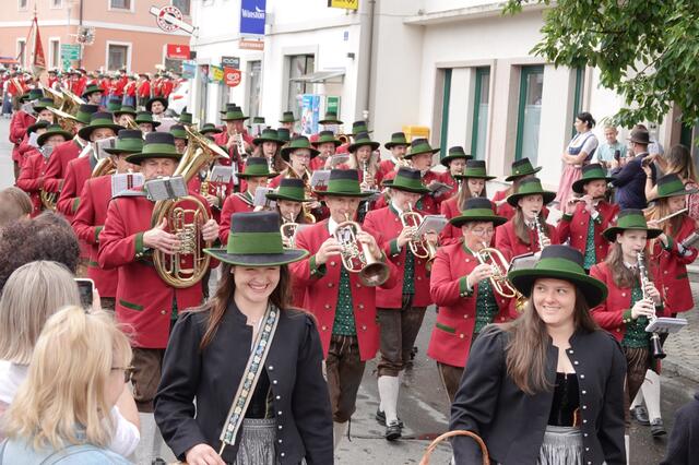 Der Einzug auf den Hauptplatz nach getaner Messe war wie jedes Jahr wieder ein besonders beeindruckendes Spektakel. | Foto: Michael Blinzer
