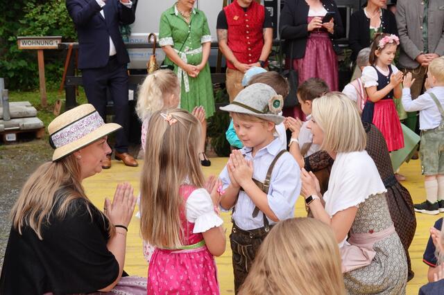 Kleine ganz groß hieß es bei den Aufführungen der Kindergärten. | Foto: Michael Blinzer