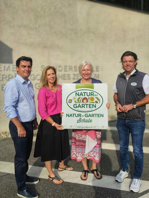 Bürgermeister Christan Gepp, Schulobfrau Gemeinderätin Elke Paul, Direktorin Elisabeth Wais und "Natur im Garten" Geschäftsführer Matthias Wobornik im Rahmen der Auszeichnung. | Foto: ASO Korneuburg