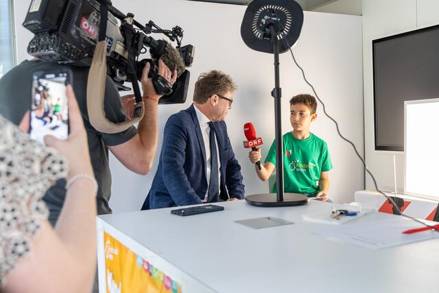 Bildungsminister Martin Polaschek stellte sich den Fragen der Kids. | Foto: APA-Fotoservice/Martin Lusser