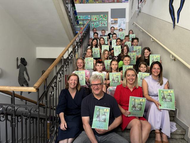 Die SchülerInnen der 1i mit Simone Ortner-Trebo (Freiwilligenzentrum Osttirol), Kurt Zeiner (Lehrperson), Renata Wojdolowicz (Schulassistentin) und Klassenvorständin Daniela Sailer. | Foto: RegionsManagement Osttirol FWZ