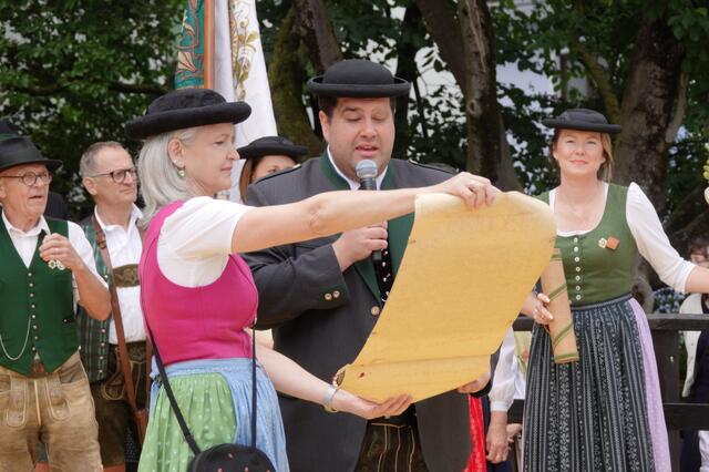 Mit der Verlesung der Markturkunde wurde der 44. Scheiflinger Kirta offiziell eröffnet. | Foto: Michael Blinzer