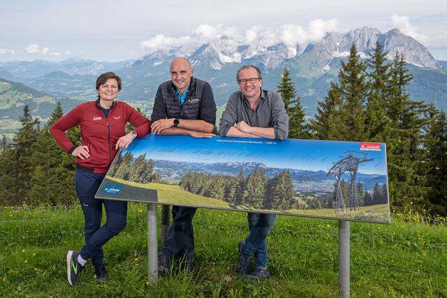 Panorama-Schautafel am Harschbichl mit TVB-Geschäftsführerin Martina Foidl, Bergbahn-Geschäftsführer Michael Gritsch und Fotograf Markus Mitterer (v. li.).
 | Foto: Markus Mitterer