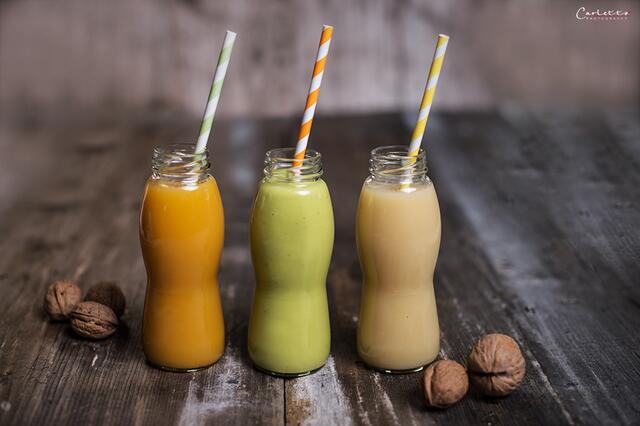 Oft ist bei Smoothies ein Hauptbestandteil der relativ günstige Apfelsaft. | Foto:  Carletto Photography: Smoothies von cookingCatrin