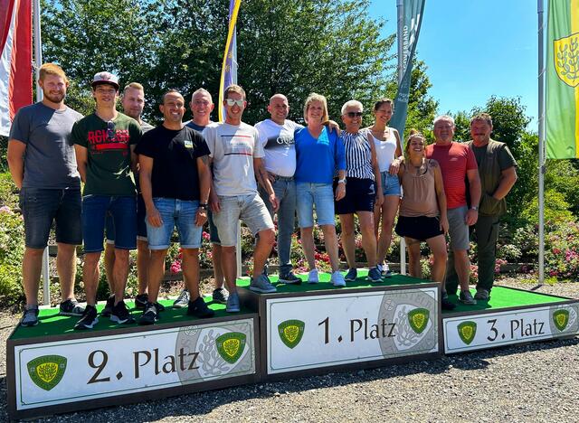 Das Kierer-Team – Lucas Graußer, Georg Klein, Thomas Mechtler, Raphael Pozarek, Hermann Nekam, Tobias Reitbrecht , Georg Kierer, Elke Schalkhammer, Manuela, Jasmin, Yvonne und Christian Kurzweil und Oberschützenmeister Josef Kohzina. | Foto: Schützenverein-Mistelbach 