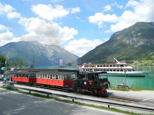 Zum Saisonabschluss feiert man bei der Achenseebahn noch einmal in der Remise.  | Foto: Achenseebahn