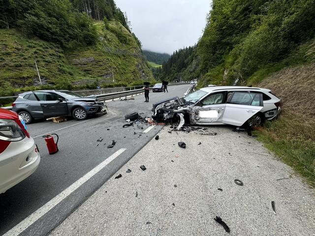 Bei einem schweren Verkehrsunfall wurde Montagmorgen eine Person im Fahrezug eingeklemmt. | Foto: Freiwillige Feuerwehr Schwarzach