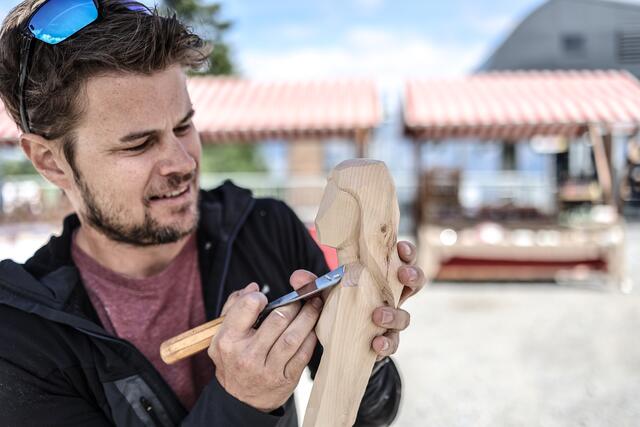 Bildhauer Lukas Pittl bekam den Auftrag vom Tourismusverband Hall-Wattens. | Foto: Tourismusverband Hall-Wattens
