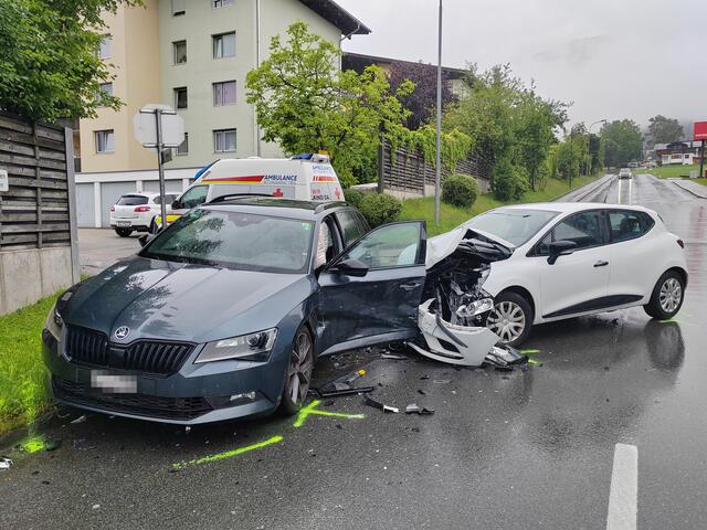 Am Sonntagnachmittag kam es auf Pankrazberger Landesstraße in Fügen zu einem Verkehrsunfall mit vier Verletzten. | Foto: ZOOM.TIROL