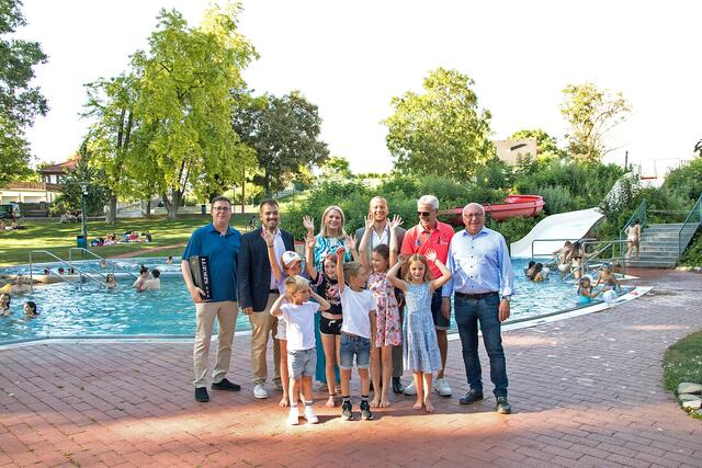 v.l. Vizebgm. Gerhard Playl, Bgm. LAbg. Kilian Brandstätter, LRin Daniela Winkler, Bgm. NRAbg. Maximilian Köllner, Bademeister Harald Moser, Altbgm. Hans Schrammel und Kinder aus Gols | Foto: Christina Haller