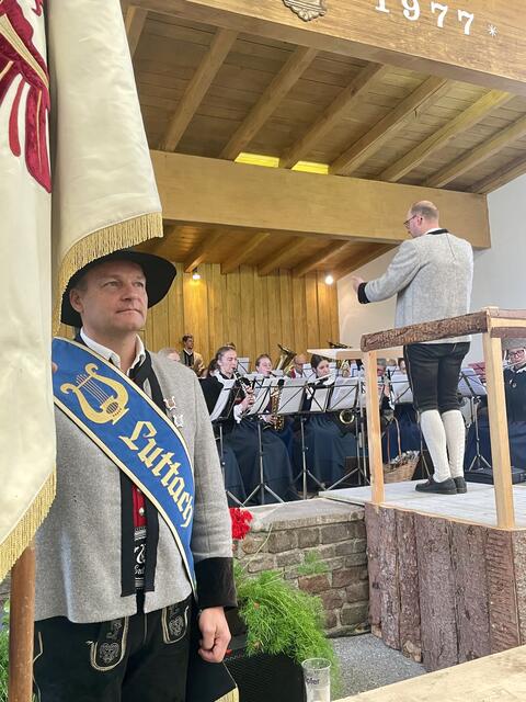 Über die Mittagszeit unterhielt die Gastkapelle aus Luttach in Südtirol.  | Foto: Mair