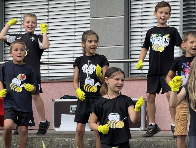 Die Kinder voller Leidenschaft bei ihren Präsentationen am Sommerfest.  | Foto: Germaid Puhr 