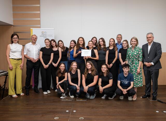 Die Schüler:innen der 6A des Bundesgymnasiums und Bundesrealgymnasiums Enns mit Landeshauptmann-Stellvertreterin Christine Haberlander, Primar Lukas Hefler, Vorstand der Abteilung Gynäkologie am Ordensklinikum Linz und Konventhospital der Barmherzigen Brüder, Stefan Meusburger, Geschäftsführer Ordensklinikum Linz und Hubert Eisl, Geschäftsführer Konventhospital Barmherzige Brüder Linz. | Foto: Ordensklinikum Linz