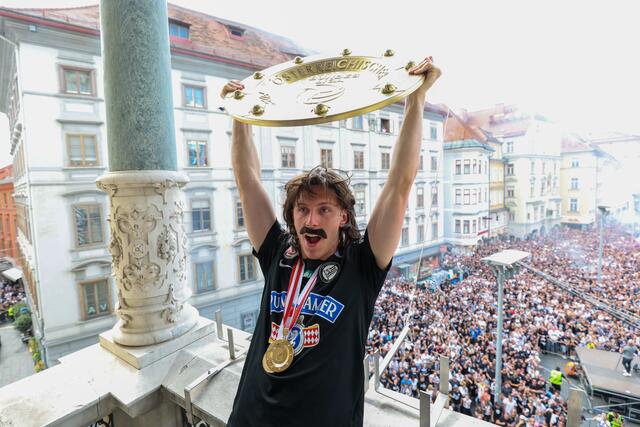 Nicht nur im Rathaus machte Mika Biereth gute Figur, in 22 Partien traf er im Frühjahr neun Mal für die Grazer.  | Foto: GEPA