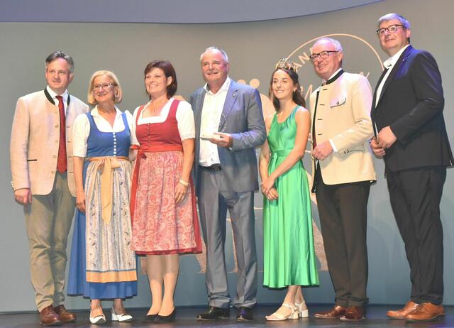 Johanna Mikl-Leitner, Stephan Pernkopf, Reinhard Zöchmann und Stefan Schmuckenschlager führten im Festspielhaus in St. Pölten die Ehrung durch. | Foto: zVg.