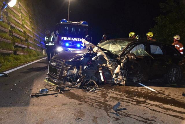 Samstagmorgen ereignete sich ein schwerer Verkehrsunfall auf der B162, der Lammertal Bundesstraße. Beide Lenker konnten sich selbstständig aus den Fahrzeugen retten. | Foto: Freiwillige Feuerwehr Abtenau